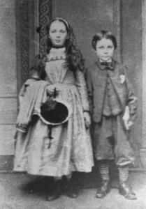 Arthur Conan Doyle / Biografía 4 Arthur Conan Doyle a los seis años junto a su hermana Annette a los nueve años en Edimburgo, 1865.