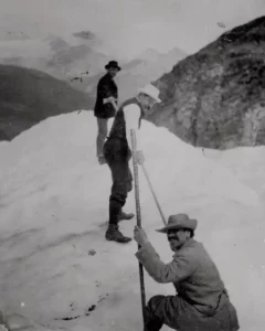 Arthur Conan Doyle / Biografía 7 Arthur Conan Doyle explorando el glaciar Findelen en Suiza en 1893.