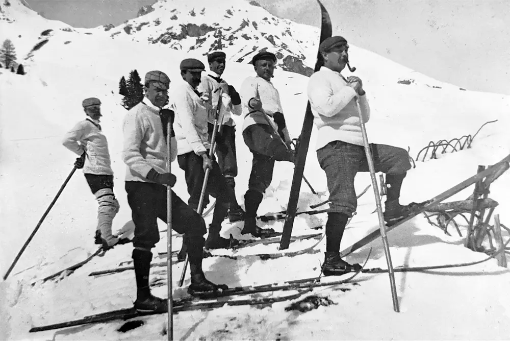 Arthur Conan Doyle / Biografía 9 Arthur Conan Doyle posando junto a un grupo de esquiadores en 1894.
