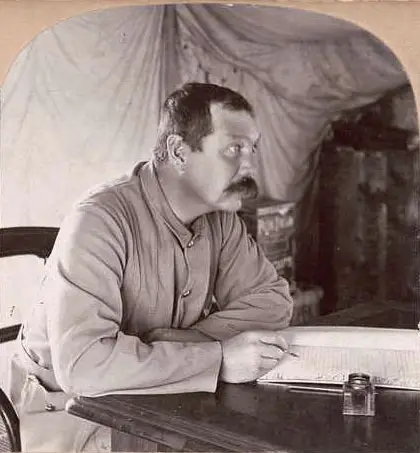 Arthur Conan Doyle / Biografía 11 Arthur Conan Doyle frente a una tienda de campaña en Bloemfontein durante la Guerra de los Bóers en 1900.