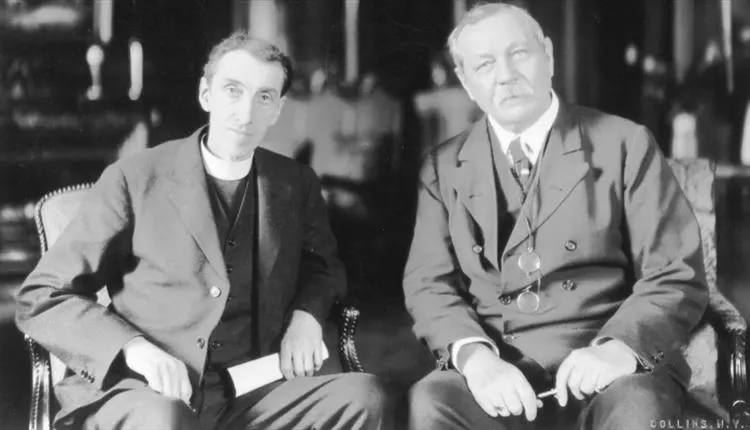 Arthur Conan Doyle / Biografía 12 Arthur Conan Doyle junto al reverendo George Vale Owen en 1920.