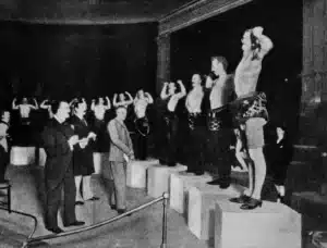 Arthur Conan Doyle / Biografía 16 Sir Arthur Conan Doyle y Sir Charles Lawes juzgando atletas en una competición en el Royal Albert Hall.