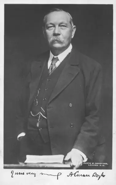 Arthur Conan Doyle / Biografía 13 Retrato oficial de Arthur Conan Doyle realizado por el fotógrafo W. Ransford en 1921.