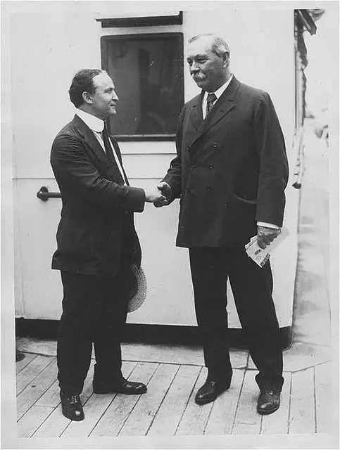 Arthur Conan Doyle / Biografía 20 Arthur Conan Doyle y Harry Houdini durante su visita conjunta en Estados Unidos en 1922.