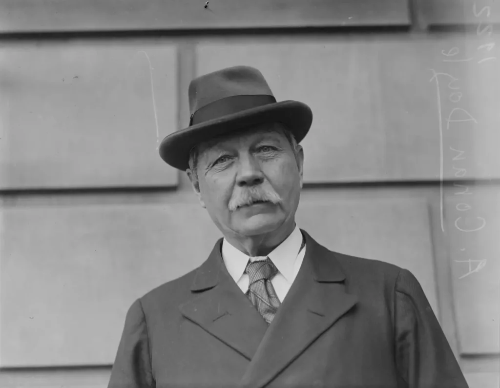 Arthur Conan Doyle / Biografía 18 Retrato de Arthur Conan Doyle tomado en 1922, durante sus giras de conferencias internacionales.