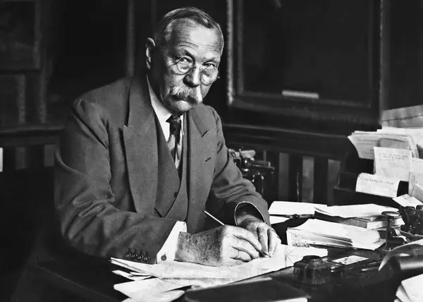 Arthur Conan Doyle / Biografía 17 Arthur Conan Doyle trabajando en su escritorio en 1923.