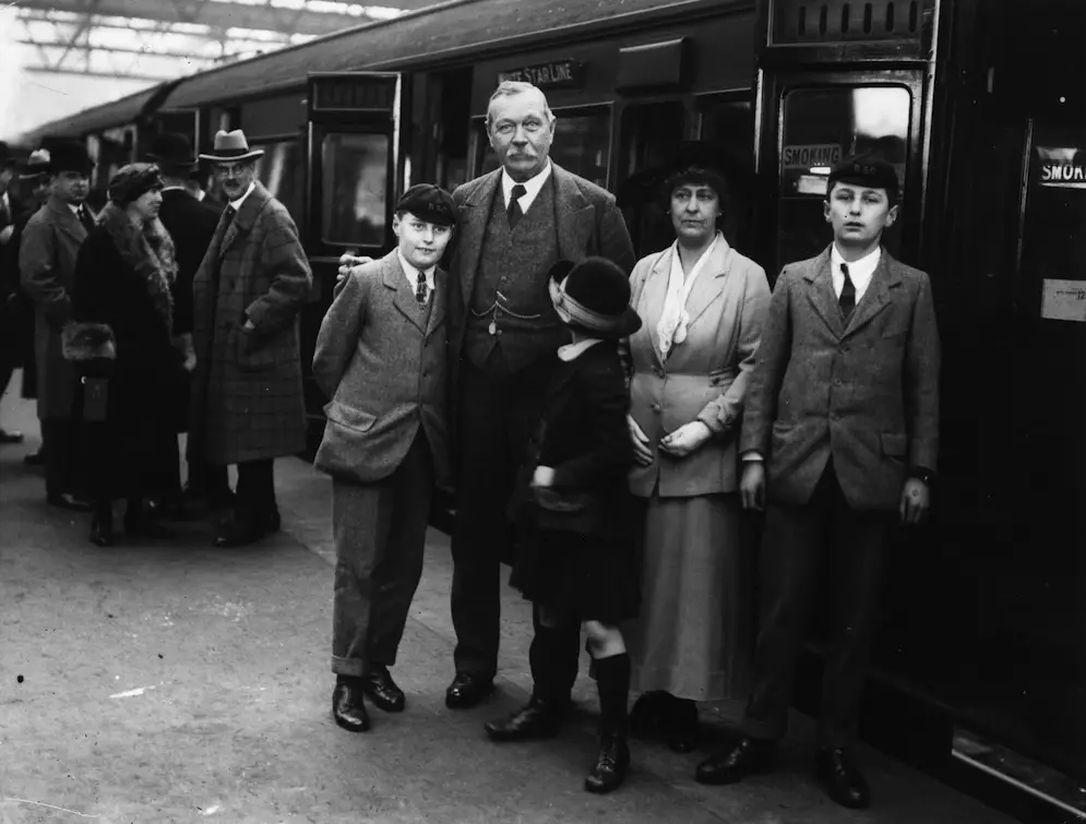Arthur Conan Doyle / Biografía 14 Arthur Conan Doyle junto a su familia en la estación Victoria de Londres antes de partir hacia los Estados Unidos en 1923.