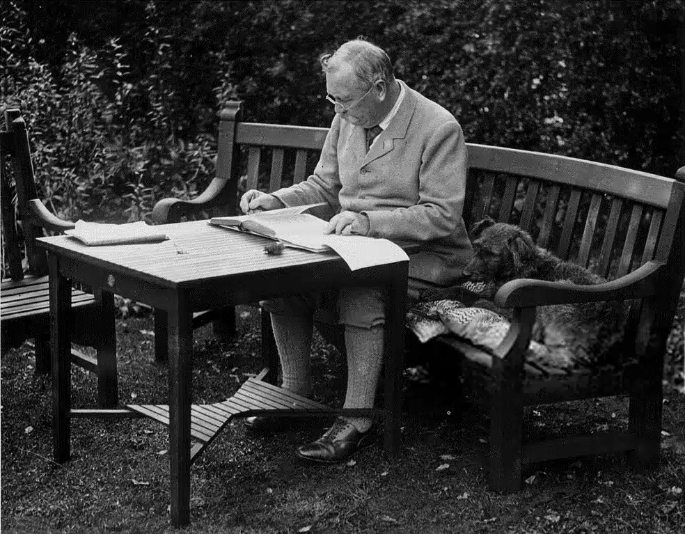 Arthur Conan Doyle / Biografía 22 Arthur Conan Doyle con su perro en los jardines de Bignell Wood, 1927.
