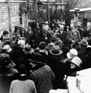 Arthur Conan Doyle / Biografía 21 Arthur Conan Doyle colocando la primera piedra de la National Spiritualist Church en Kingston, 1927.