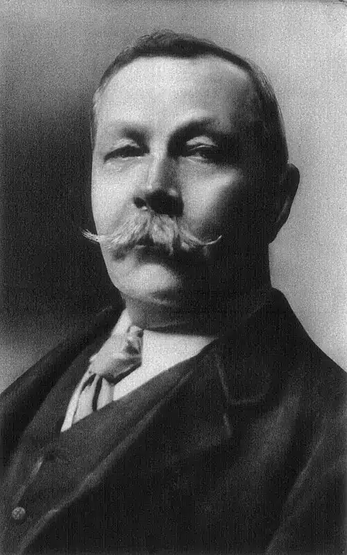Arthur Conan Doyle / Biografía 1 Retrato fotográfico de tres cuartos de Sir Arthur Conan Doyle en 1914 por Arnold Genthe